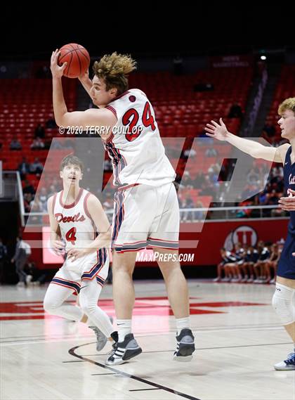 Thumbnail 3 in Woods Cross vs. Springville (UHSAA 5A Semifinal) photogallery.