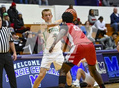 Thumbnail 2 in Yorktown vs Pike (Fieldhouse Classic) photogallery.