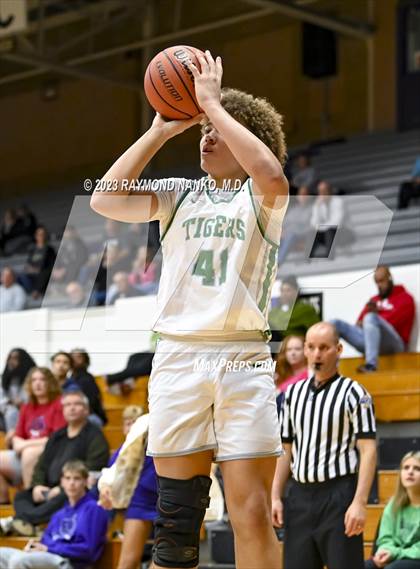 Thumbnail 2 in Yorktown vs Pike (Fieldhouse Classic) photogallery.