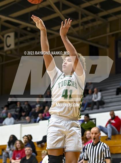 Thumbnail 1 in Yorktown vs Pike (Fieldhouse Classic) photogallery.