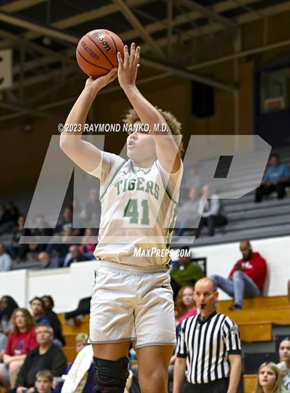 Thumbnail 3 in Yorktown vs Pike (Fieldhouse Classic) photogallery.