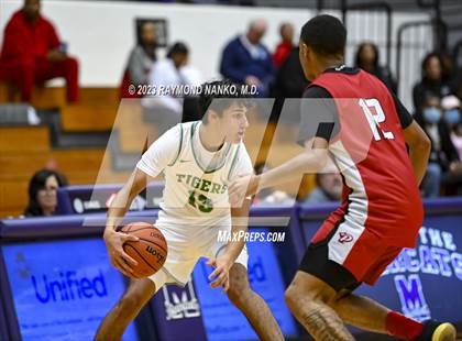 Thumbnail 3 in Yorktown vs Pike (Fieldhouse Classic) photogallery.