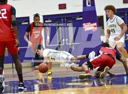 Thumbnail 3 in Yorktown vs Pike (Fieldhouse Classic) photogallery.