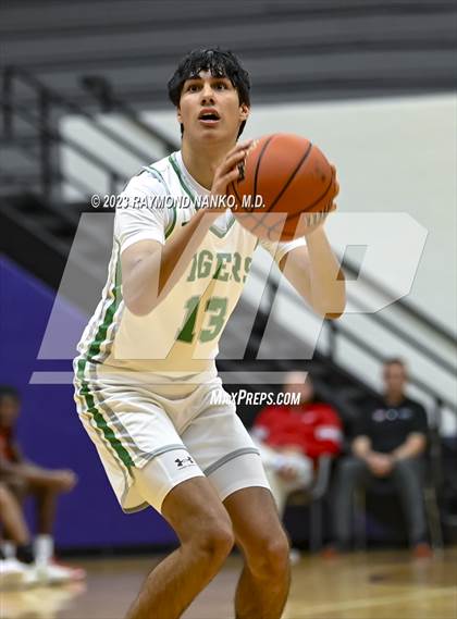 Thumbnail 3 in Yorktown vs Pike (Fieldhouse Classic) photogallery.