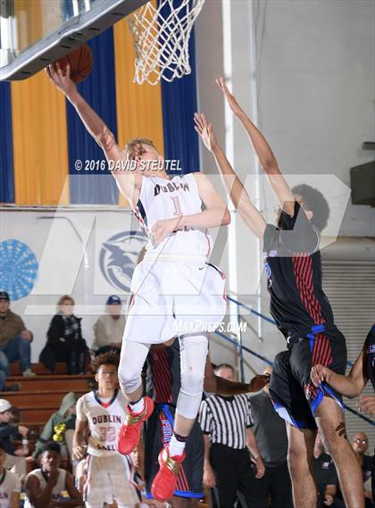 Thumbnail 2 in San Leandro vs. Dublin (Gridley Invitational) photogallery.
