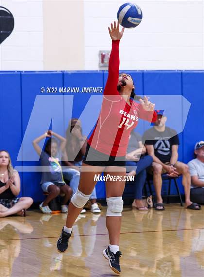 Thumbnail 3 in Burroughs vs Campbell Hall (Burbank JV Tournament) photogallery.