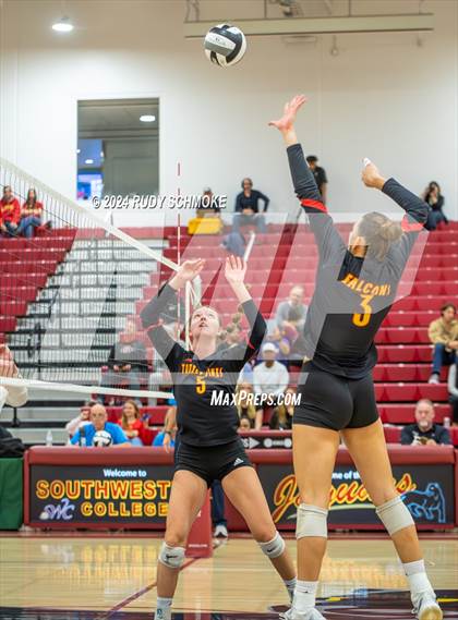 Thumbnail 2 in Cathedral Catholic vs. Torrey Pines (CIF SDS Open Division Final) photogallery.