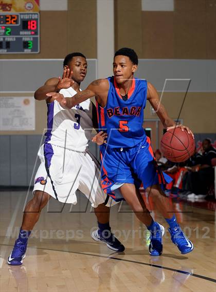 Thumbnail 2 in Miller Grove vs. Rainier Beach (MaxPreps Holiday Classic) photogallery.