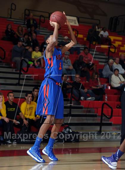 Thumbnail 2 in Miller Grove vs. Rainier Beach (MaxPreps Holiday Classic) photogallery.