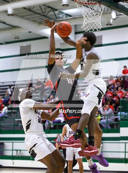 Thumbnail 3 in Wylie vs. Tyler Legacy (UIL 6A Regional Quarterfinal Playoffs) photogallery.