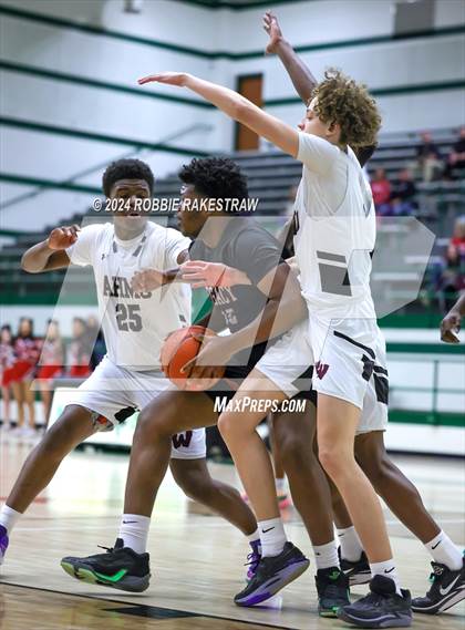 Thumbnail 2 in Wylie vs. Tyler Legacy (UIL 6A Regional Quarterfinal Playoffs) photogallery.