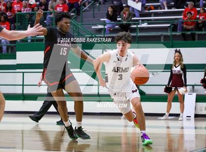 Thumbnail 3 in Wylie vs. Tyler Legacy (UIL 6A Regional Quarterfinal Playoffs) photogallery.