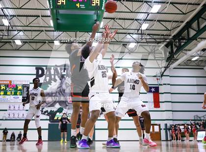 Thumbnail 3 in Wylie vs. Tyler Legacy (UIL 6A Regional Quarterfinal Playoffs) photogallery.