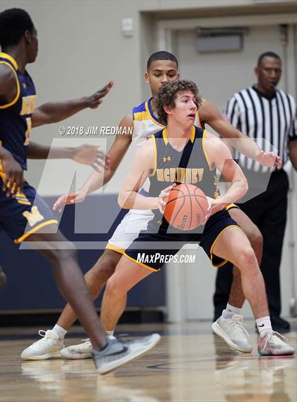 Thumbnail 2 in McKinney vs. Elkins (McDonald's Texas Invitational) photogallery.