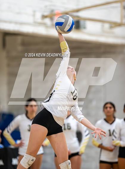 Thumbnail 3 in Louisville @ Calabasas photogallery.