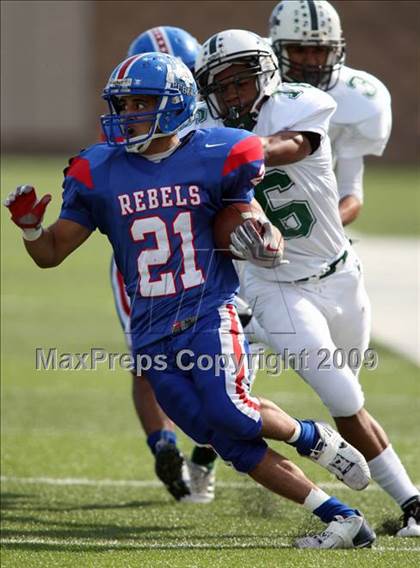 Thumbnail 3 in Hays vs. Huntsville (Texas Bi-District Playoffs) photogallery.