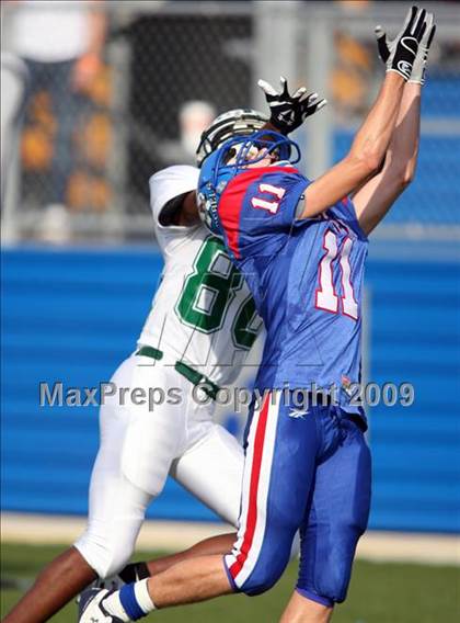 Thumbnail 1 in Hays vs. Huntsville (Texas Bi-District Playoffs) photogallery.