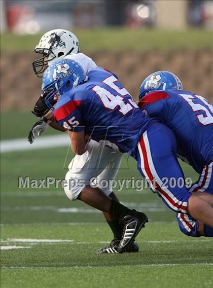 Thumbnail 2 in Hays vs. Huntsville (Texas Bi-District Playoffs) photogallery.