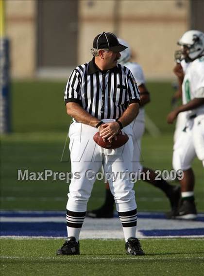 Thumbnail 2 in Hays vs. Huntsville (Texas Bi-District Playoffs) photogallery.