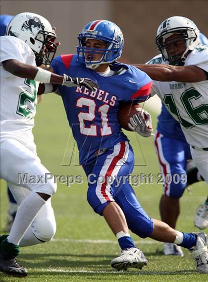 Thumbnail 1 in Hays vs. Huntsville (Texas Bi-District Playoffs) photogallery.