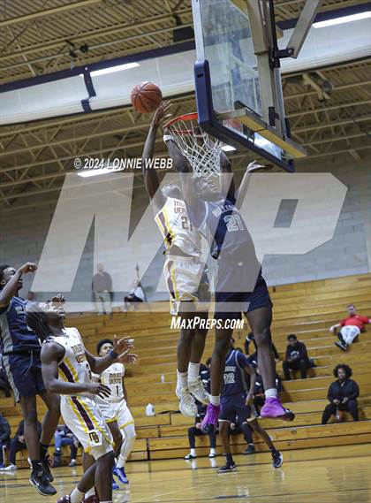 Thumbnail 1 in Mount Vernon vs Hillhouse (New York Holiday Invitational) photogallery.