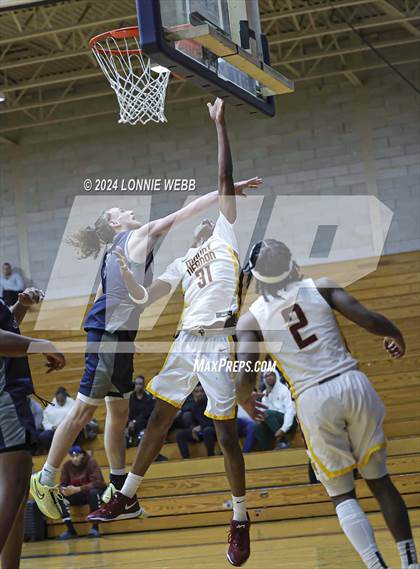 Thumbnail 1 in Mount Vernon vs Hillhouse (New York Holiday Invitational) photogallery.