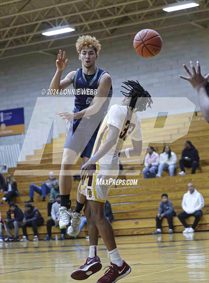 Thumbnail 1 in Mount Vernon vs Hillhouse (New York Holiday Invitational) photogallery.