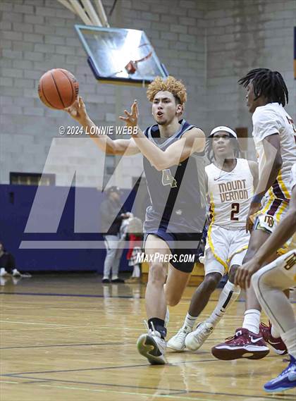 Thumbnail 3 in Mount Vernon vs Hillhouse (New York Holiday Invitational) photogallery.