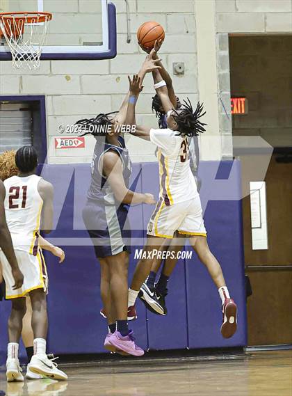 Thumbnail 2 in Mount Vernon vs Hillhouse (New York Holiday Invitational) photogallery.