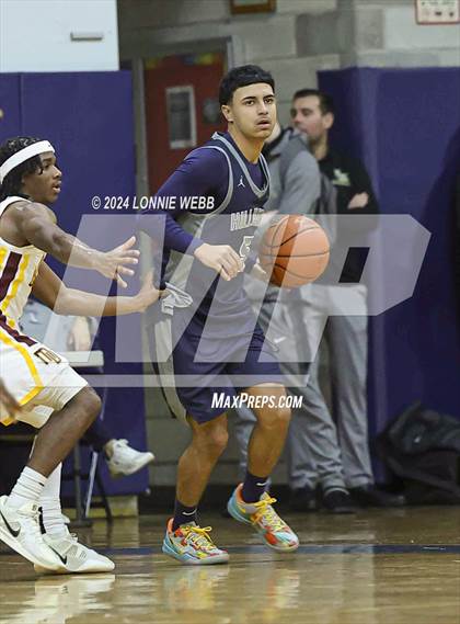 Thumbnail 2 in Mount Vernon vs Hillhouse (New York Holiday Invitational) photogallery.