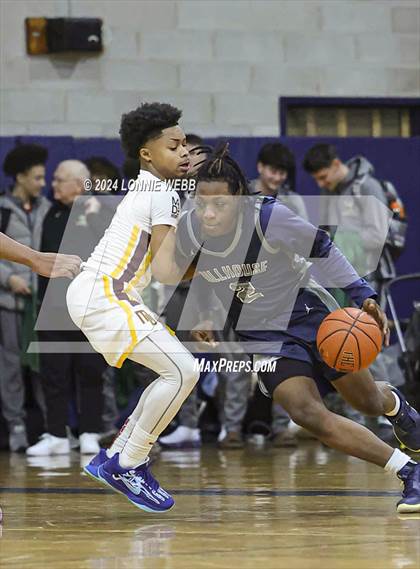 Thumbnail 1 in Mount Vernon vs Hillhouse (New York Holiday Invitational) photogallery.