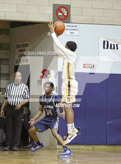 Thumbnail 2 in Mount Vernon vs Hillhouse (New York Holiday Invitational) photogallery.