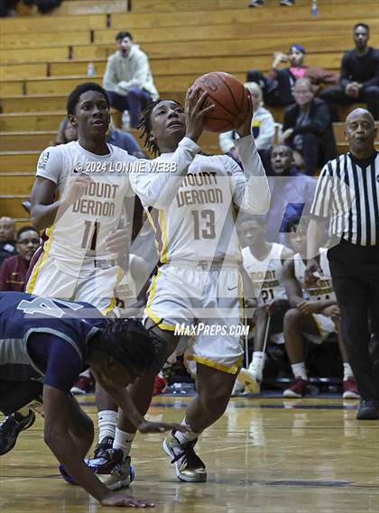 Thumbnail 3 in Mount Vernon vs Hillhouse (New York Holiday Invitational) photogallery.