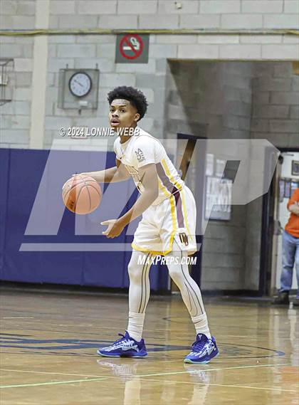 Thumbnail 1 in Mount Vernon vs Hillhouse (New York Holiday Invitational) photogallery.
