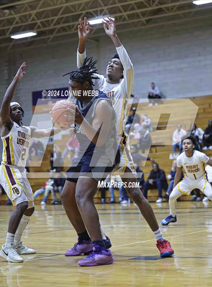 Thumbnail 3 in Mount Vernon vs Hillhouse (New York Holiday Invitational) photogallery.