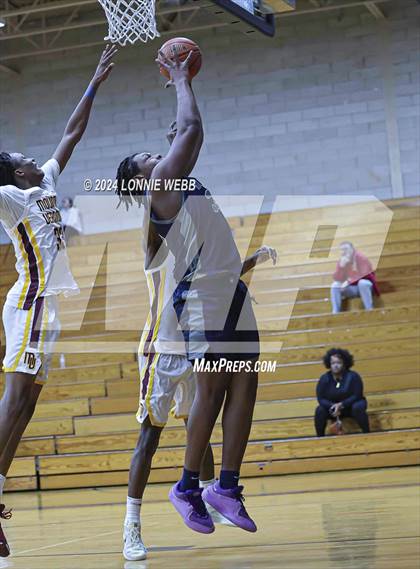 Thumbnail 2 in Mount Vernon vs Hillhouse (New York Holiday Invitational) photogallery.