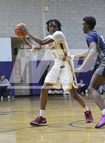 Thumbnail 1 in Mount Vernon vs Hillhouse (New York Holiday Invitational) photogallery.