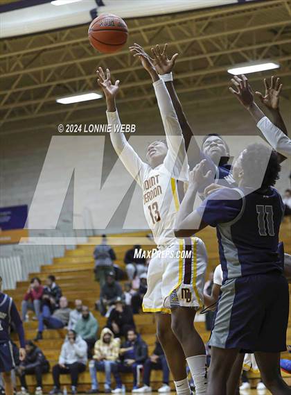 Thumbnail 1 in Mount Vernon vs Hillhouse (New York Holiday Invitational) photogallery.
