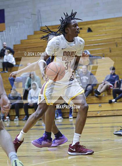 Thumbnail 3 in Mount Vernon vs Hillhouse (New York Holiday Invitational) photogallery.