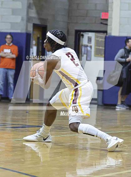 Thumbnail 3 in Mount Vernon vs Hillhouse (New York Holiday Invitational) photogallery.