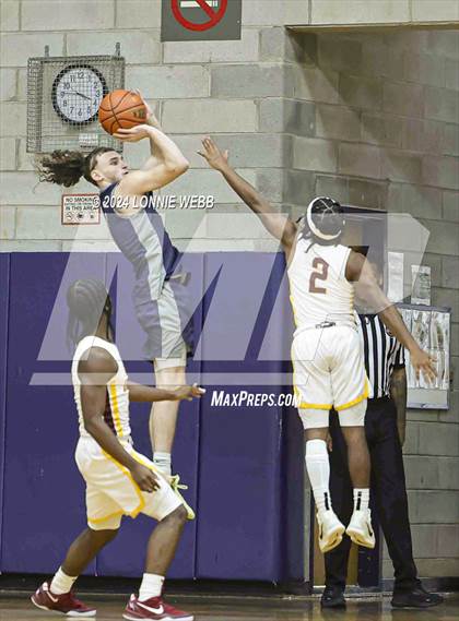 Thumbnail 3 in Mount Vernon vs Hillhouse (New York Holiday Invitational) photogallery.