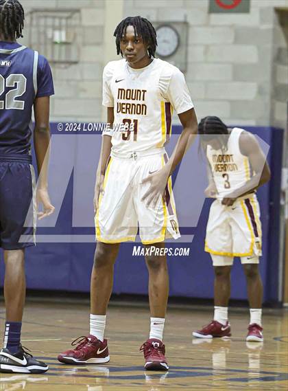 Thumbnail 2 in Mount Vernon vs Hillhouse (New York Holiday Invitational) photogallery.