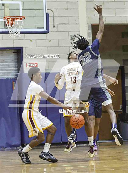 Thumbnail 2 in Mount Vernon vs Hillhouse (New York Holiday Invitational) photogallery.