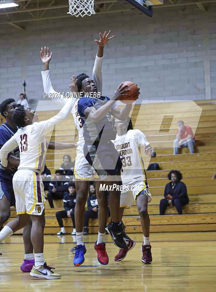 Thumbnail 2 in Mount Vernon vs Hillhouse (New York Holiday Invitational) photogallery.