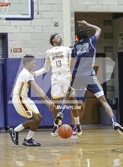 Thumbnail 3 in Mount Vernon vs Hillhouse (New York Holiday Invitational) photogallery.