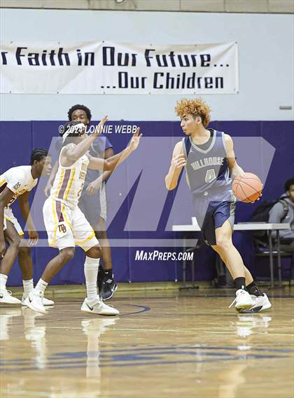 Thumbnail 1 in Mount Vernon vs Hillhouse (New York Holiday Invitational) photogallery.