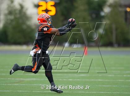 Thumbnail 3 in Bishop Guilfoyle vs. Clairton (PIAA Class A Final) photogallery.