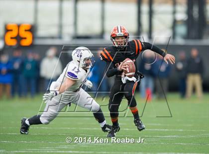 Thumbnail 2 in Bishop Guilfoyle vs. Clairton (PIAA Class A Final) photogallery.