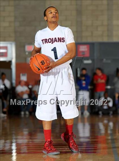 Thumbnail 1 in Lutheran vs Mater Dei (Nike Extravaganza) photogallery.