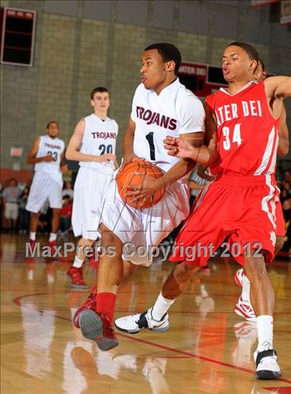 Thumbnail 1 in Lutheran vs Mater Dei (Nike Extravaganza) photogallery.